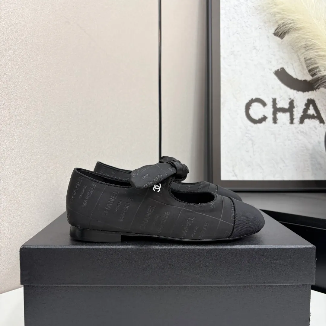 👟👟Ex-factory price 600👟👟 CHANEL Chanel Little Fragrance Style 2025C Early spring Milan catwalk style super hot bow Mary Jane shoes, bunny ear shoes, Xiaoxiang C’s super sexy pair of flat shoes, they are very good when worn alone with small socks. The most beautiful Mary Jane shoes of the year are paired with playful bows, the cuteness and playfulness are just right, and she has the feeling of being a wealthy daughter. Upper: Original logo cloth Inner foot pad: Sheepskin Sole: Italian genuine leather sole